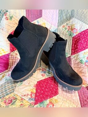 Rocker Amalia Suede Chelsea Boots Lug Sole - Size 41
